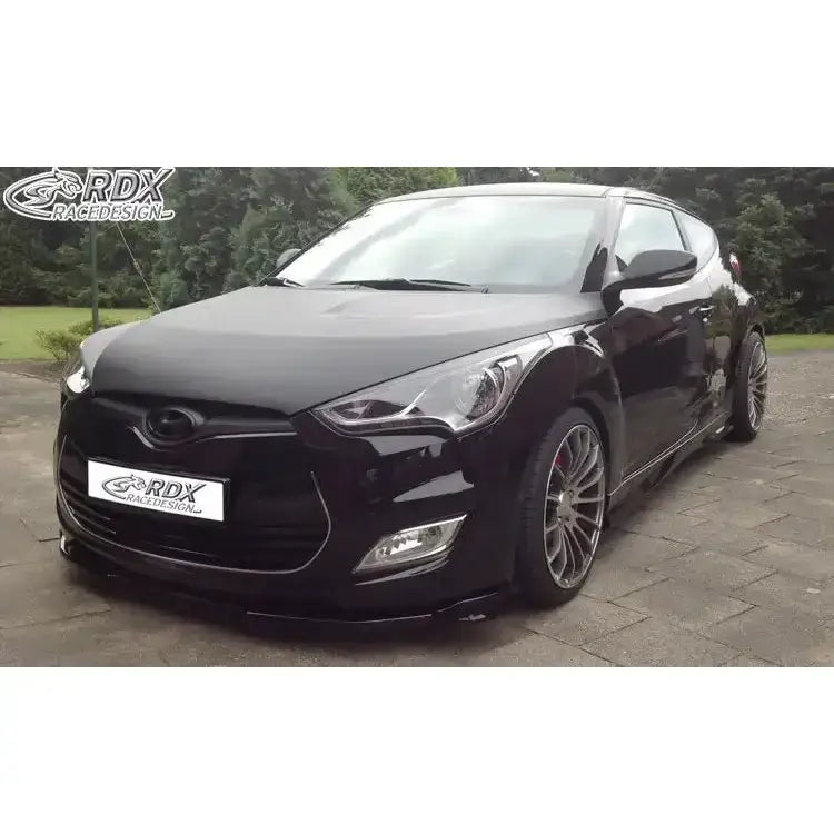 Frontspoiler på Hyundai Veloster 11-17 med sporty felger og reflekterende sort lakk.