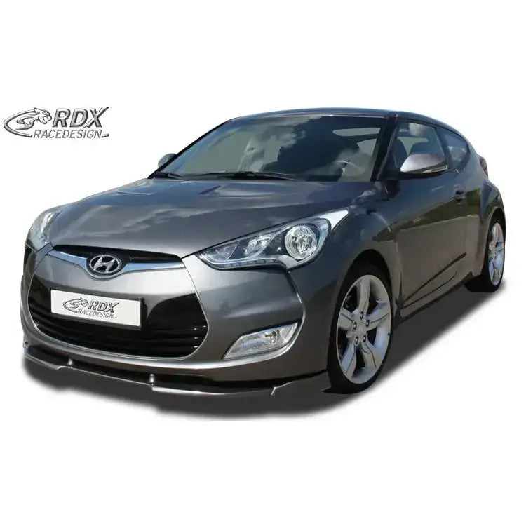 Frontsplitter til Hyundai Veloster 11-17 montert på grå bil med sideskjørt og aluminiumsfelger.