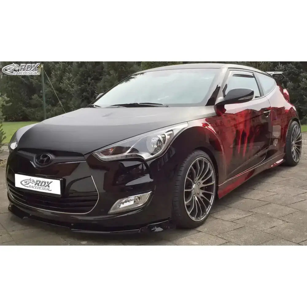 Front splitter på Hyundai Veloster 11-17 med sorte og røde detaljer, store felger og senket understell.