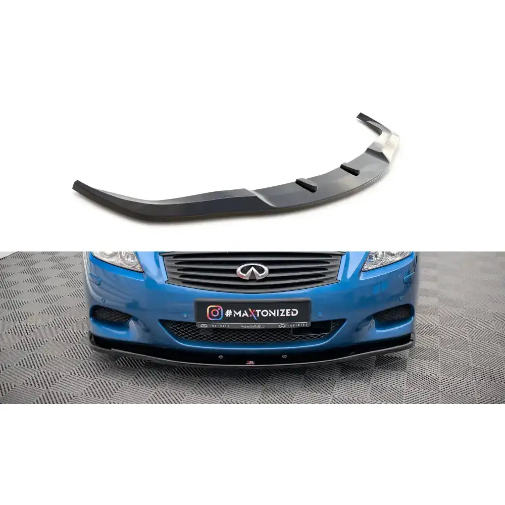 Frontleppe til Infiniti G37 Coupe 09-13 i sort plast, vist separat og montert på blå bil forfra.