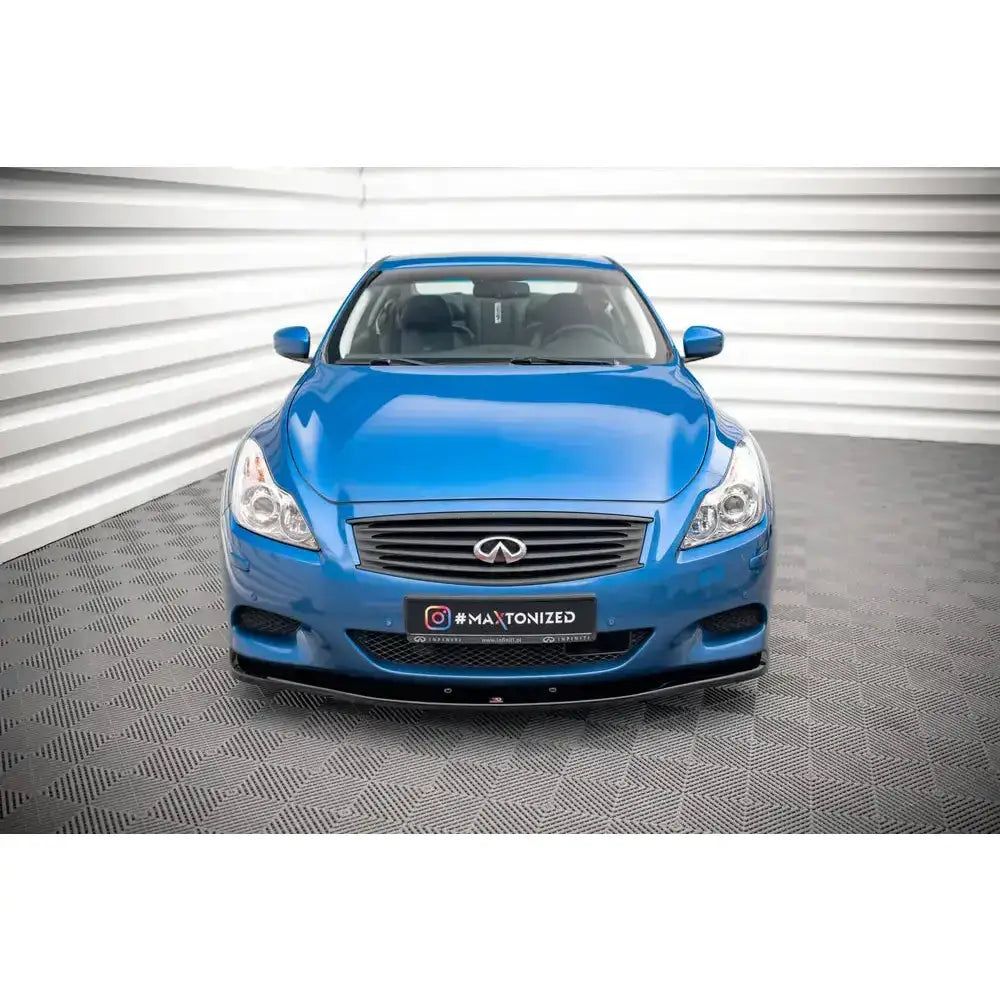 Frontspoiler på Infiniti G37 Coupe 09-13, blå bil sett forfra med svarte detaljer i grill og støtfanger.