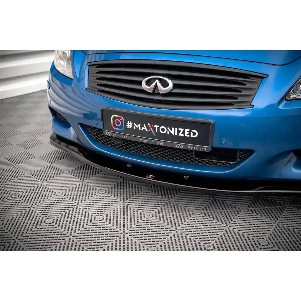 Frontsplitter på Infiniti G37 Coupe 09-13, blank sort montert under grill, fotografert forfra.