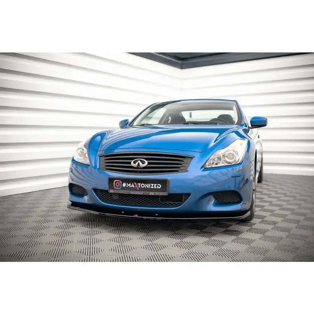 Front lip på Infiniti G37 Coupe 09-13, blå bil sett forfra med svarte detaljer og synlig bilskilt.