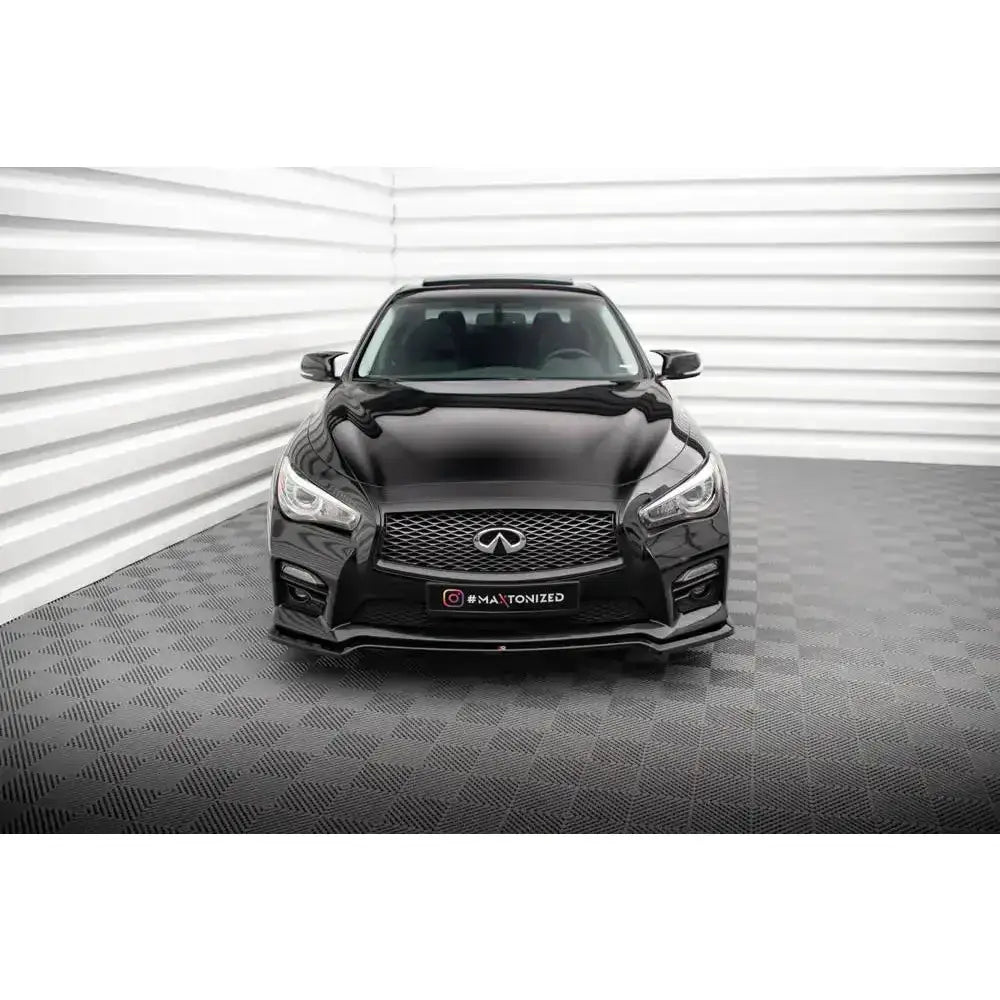 Frontspoiler på Infiniti Q50 13-16 S Mk1 sett forfra i lyst rom med grått gulv og hvite vegger.