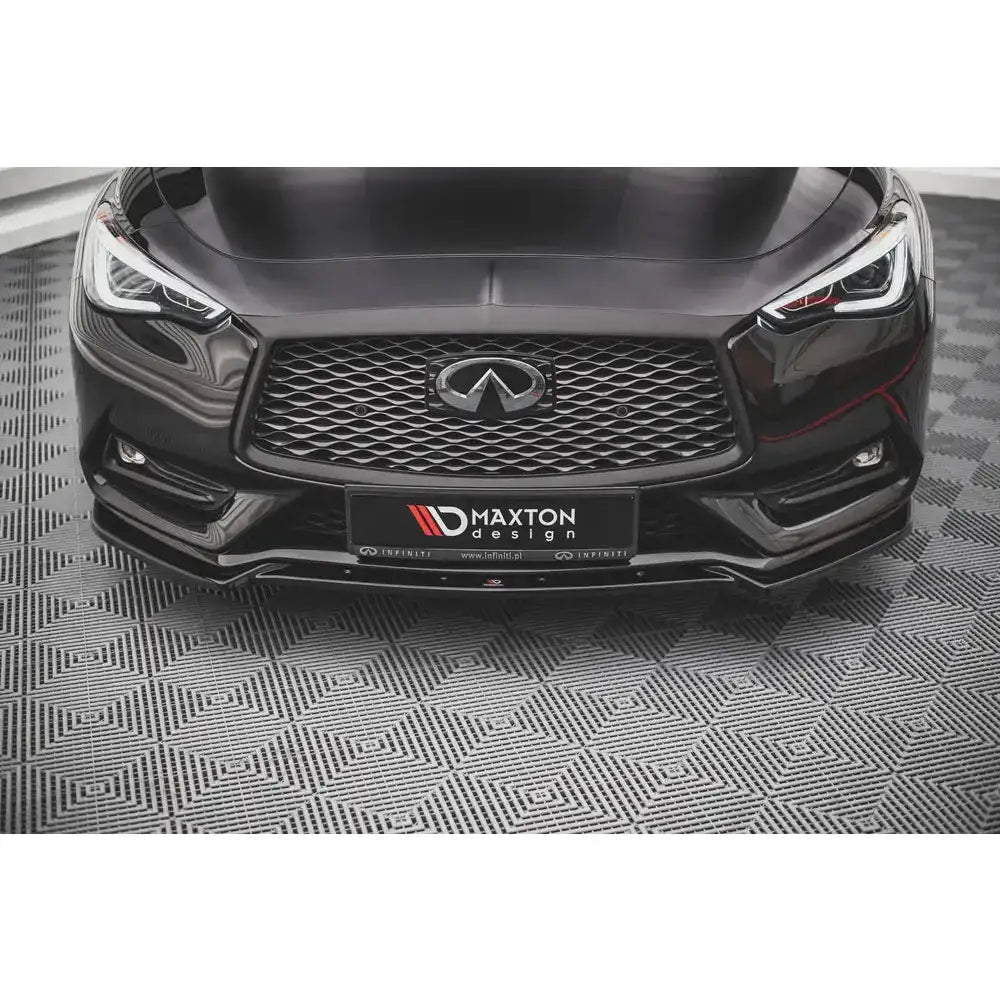 Frontspoiler på Infiniti Q60 S Mk2 17-, sort bil med fokus på grill og lykter på lyst gulv.