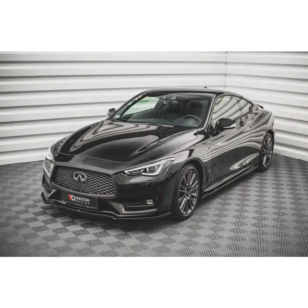 Frontsplitter på Infiniti Q60 S Mk2 sett fra høyre forhjørne med blank lakk i lyst rom.