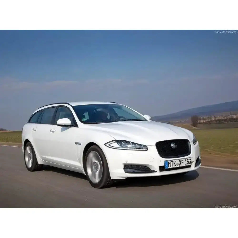 Frontleppe Jaguar Xf X250 facelift hvit stasjonsvogn sett skrått forfra med mørke felger.