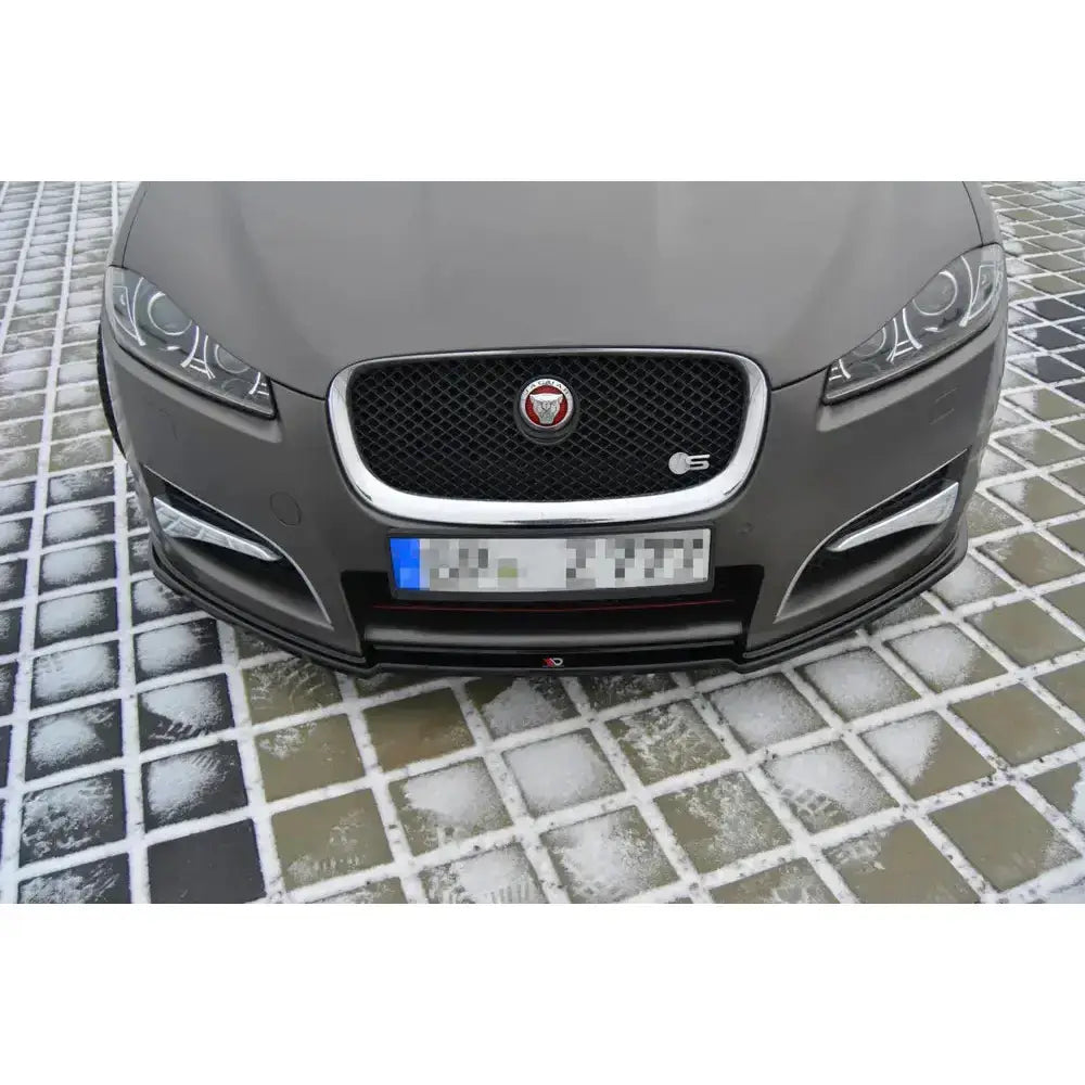 Frontleppe Jaguar Xf X250 Sportbrake S-Pack med sort splitter på grå bil foran sort grill.