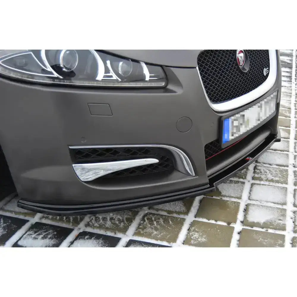 Frontspoiler Jaguar Xf X250 Sportbrake S-Pack montert på matt grå bil med kromdetaljer og snø på brostein.