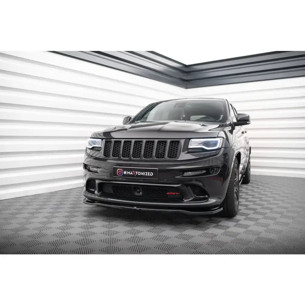 Frontleppe på Jeep Grand Cherokee SRT WK2 Facelift med LED-lykter og markerte luftinntak.