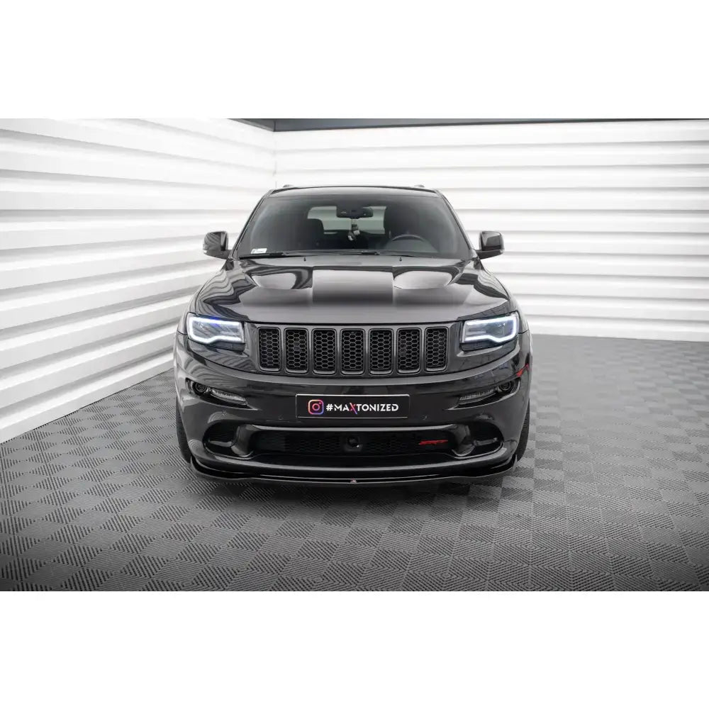 Spoiler på Jeep Grand Cherokee SRT WK2 Facelift sett forfra med markante LED-lys og sportslige detaljer.