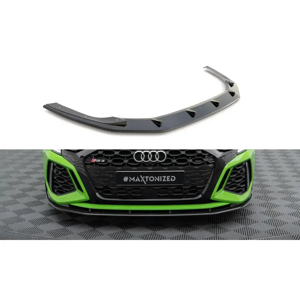 Frontleppe til Audi RS3 8Y i sort plast med aerodynamiske ribber, montert på grønn bil.