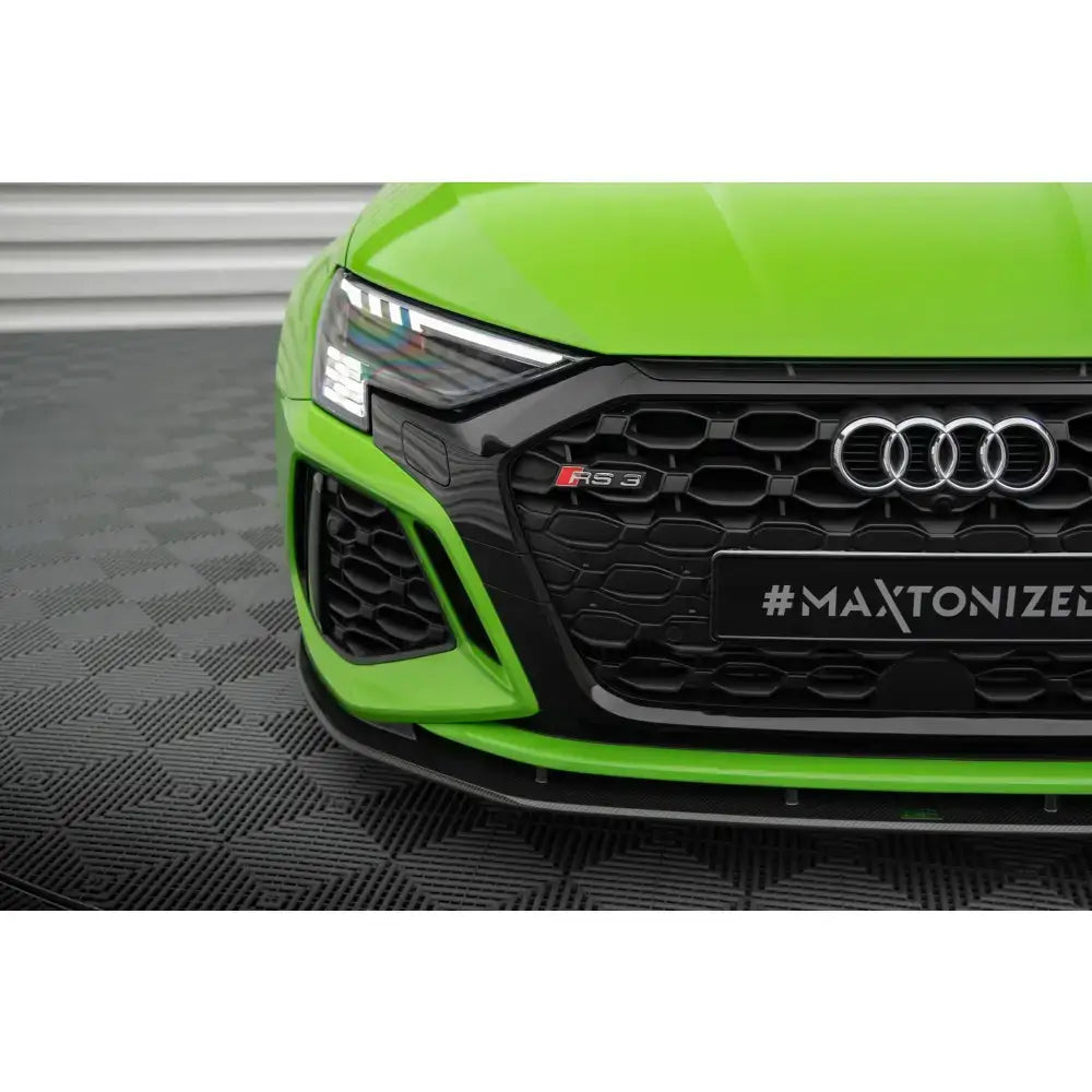 Frontsplitter på Audi RS3 8Y med karbonfinish, svart grill og LED-frontlys sett fra venstre.