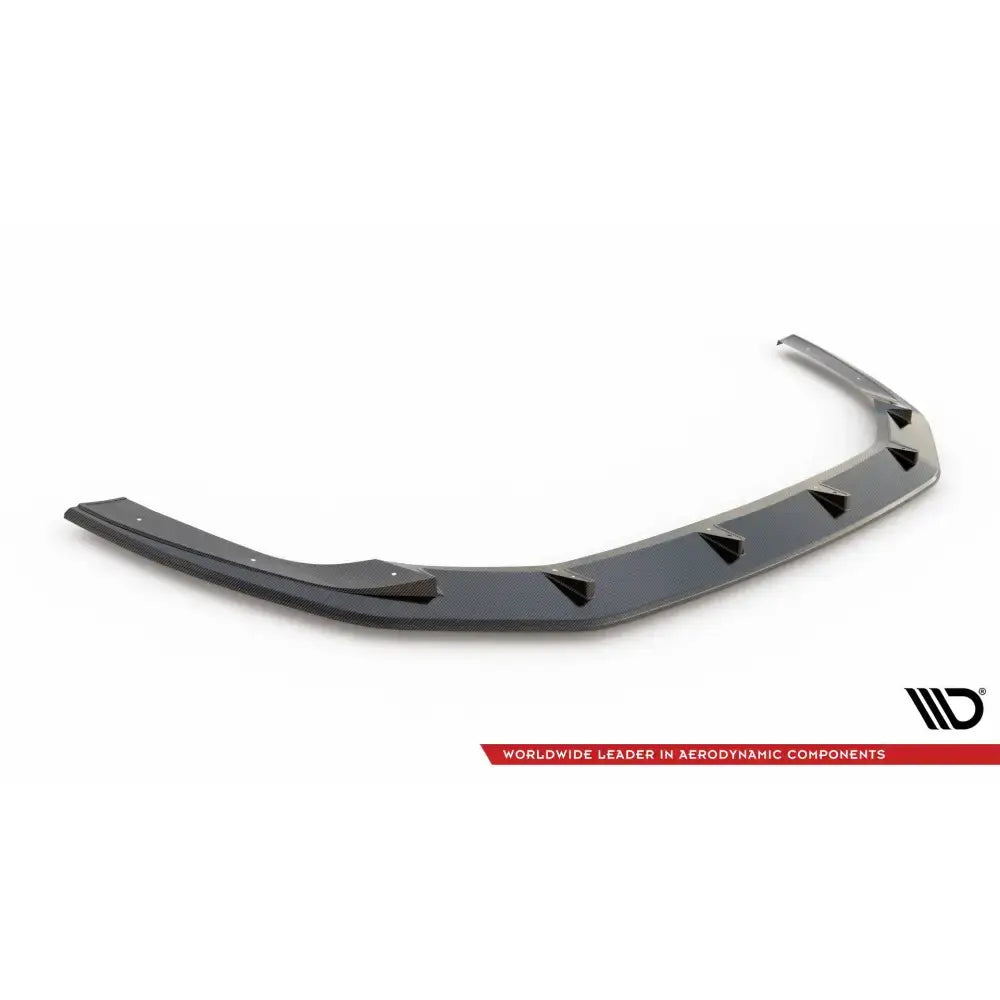 Front splitter karbon Audi RS3 8Y sett ovenfra med aerodynamiske finner på hvit bakgrunn.
