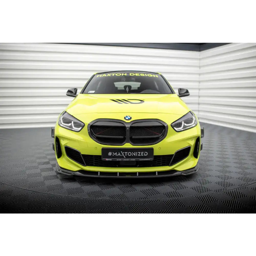 Frontleppe karbon BMW 1 F40 M-Pack montert på gul sportsbil sett forfra med sorte detaljer.