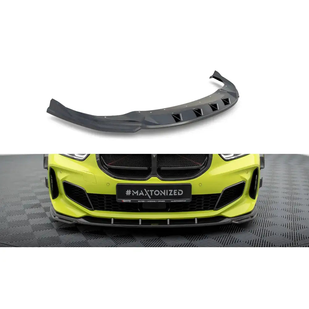 Frontleppe karbon BMW 1 F40 M-Pack montert på gul bil, sett fra skrå vinkel med aerodynamiske detaljer.