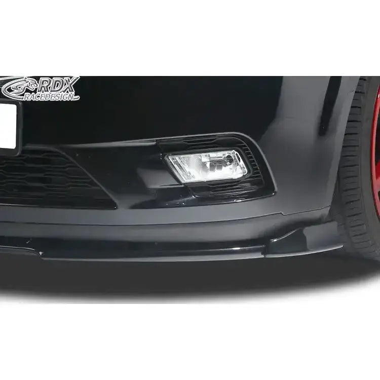 Frontsplitter til Kia Ceed 09-12 Vario X, sort spoiler sett fra siden med tåkelys og rød felgkant.