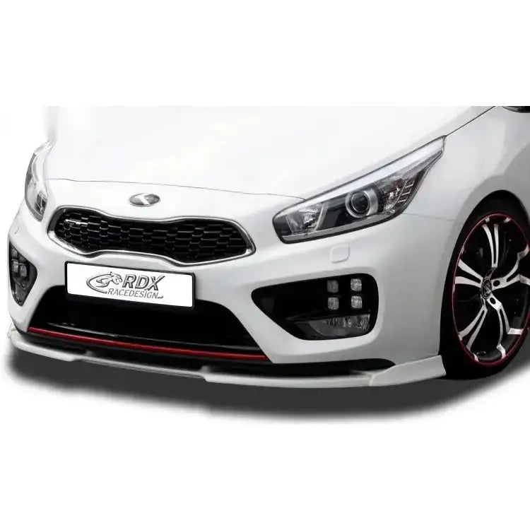 Frontleppe Kia Ceed GT med svart grill, rød detalj på frontsplitter og moderne frontlykter.