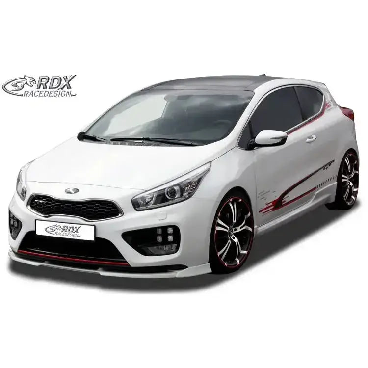 Frontspoiler Kia Ceed GT Vario X, hvit bil med svarte og røde detaljer, sett skrått forfra.
