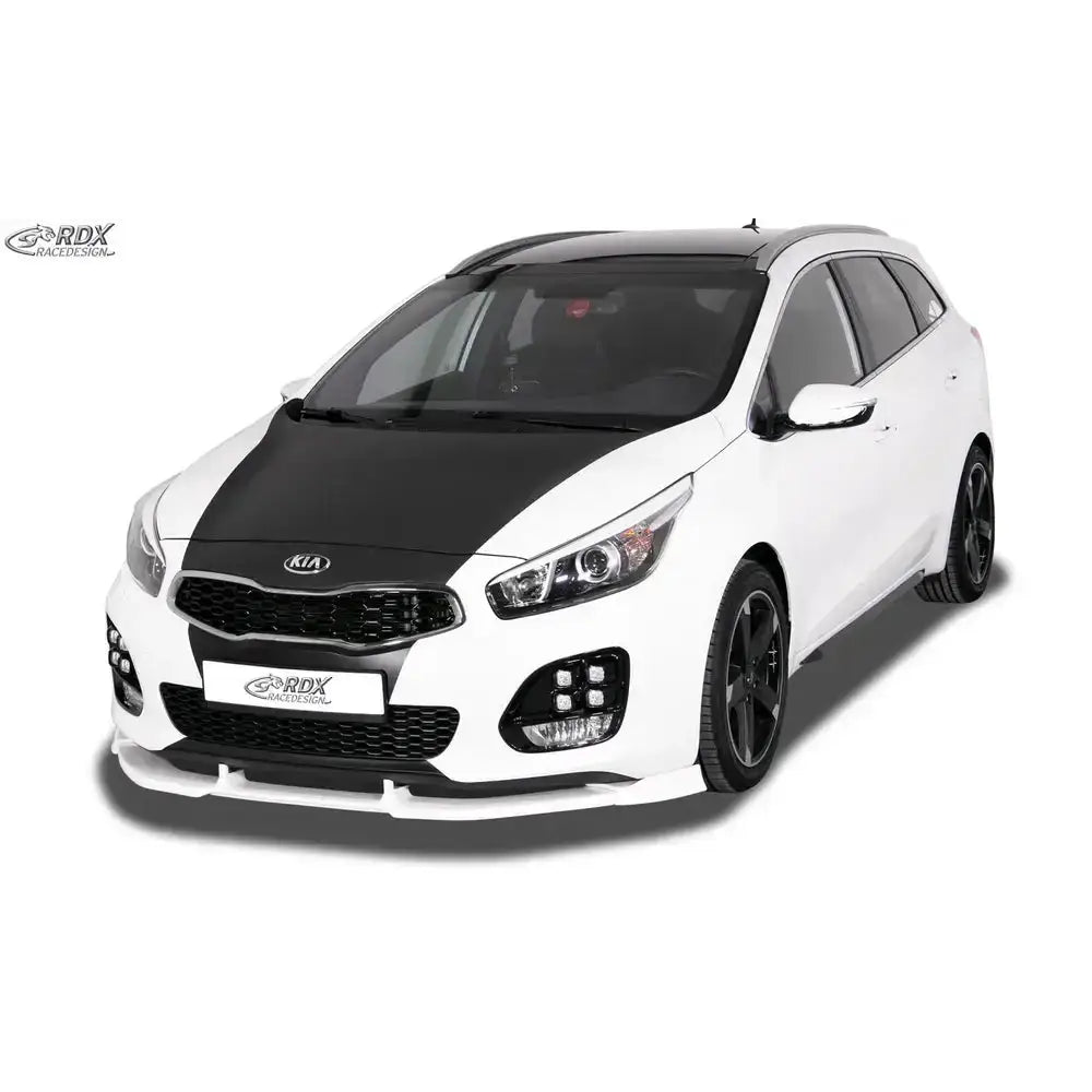 Frontspoiler Kia Ceed GT-Line 2015-2018 sett skrått forfra med sorte detaljer og svarte felger.