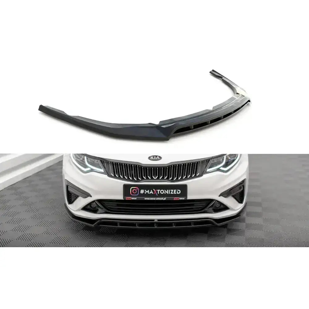 Frontleppe Kia Optima 18-20 V.1 montert på hvit bil, sort plast med sportslig og aerodynamisk design.