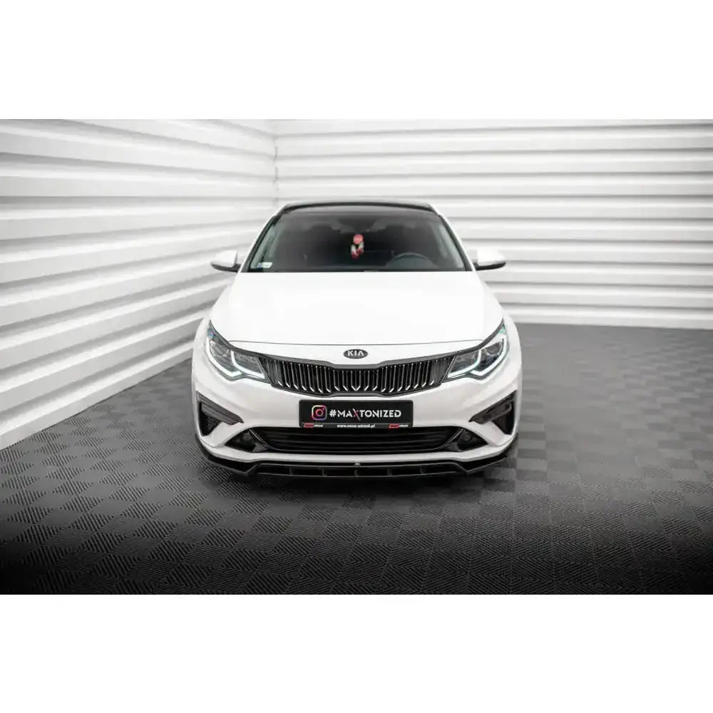 Frontspoiler på hvit Kia Optima 18-20 Mk4 Facelift sett forfra med LED-lys og sort grill.