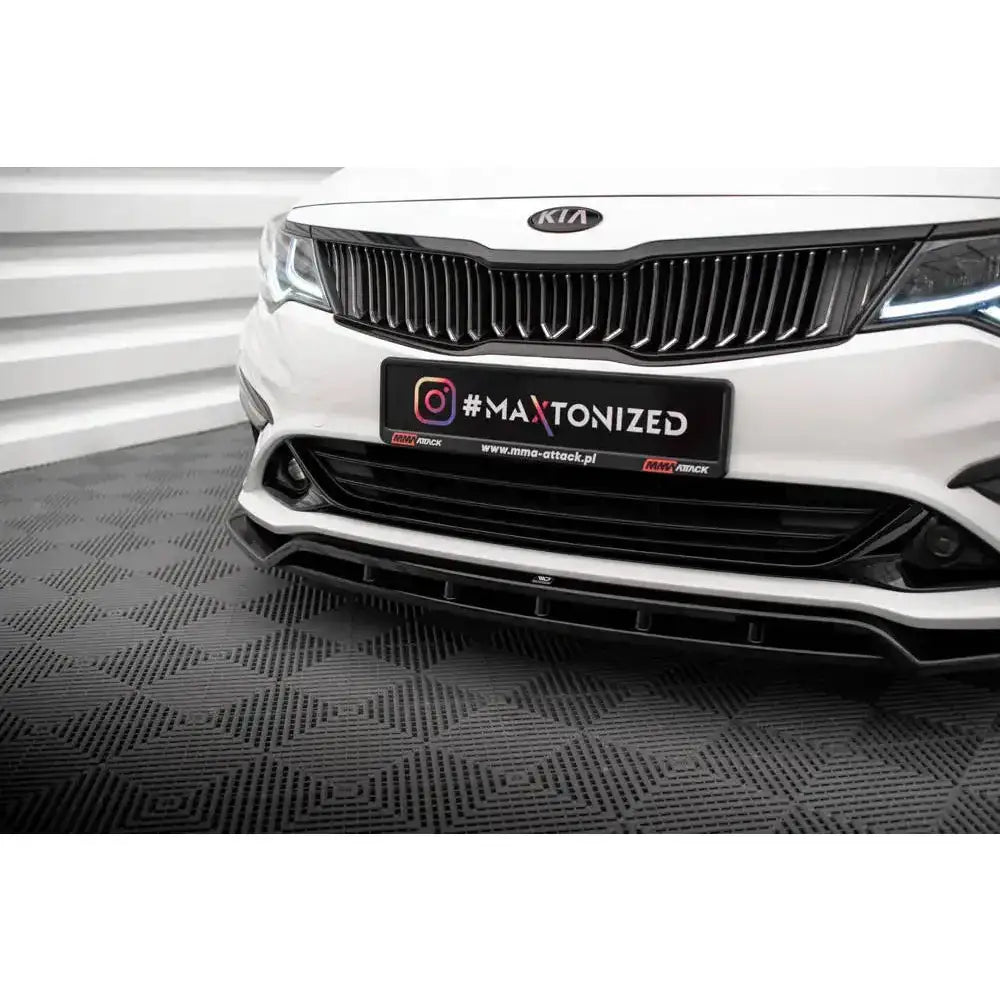 Frontsplitter til Kia Optima 18-20 Mk4 Facelift vist på hvit bil med svart grill fra lav vinkel.