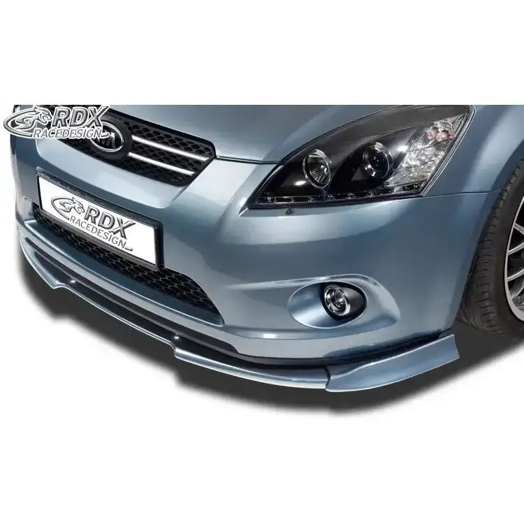 Frontsplitter til Kia Pro Ceed ED viser nærbilde av lys blå frontfanger med sorte og sølv detaljer.