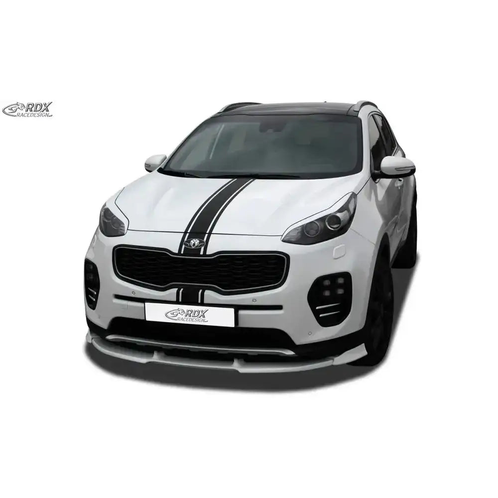 Frontspoiler på hvit Kia Sportage QL/QLE med sorte striper og detaljer, sett forfra mot hvit bakgrunn.
