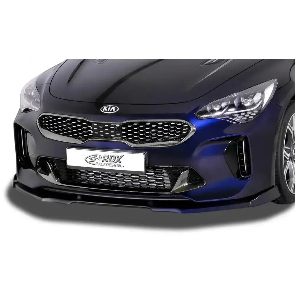Frontleppe Kia Stinger 17- Vario X i sort på blå bil med store luftinntak og kromdetaljer.