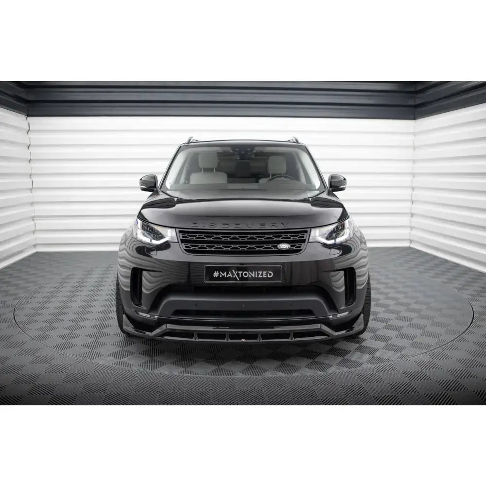 Frontsplitter på Land Rover Discovery HSE Mk5 SUV sett forfra med markant grill og brede luftinntak.