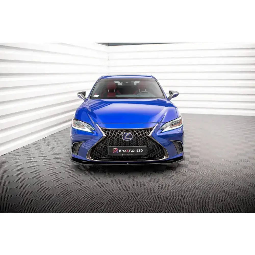 Frontspoiler Lexus ES F Sport Mk7 V.1 sett forfra med sort gitter og synlige røde seter.