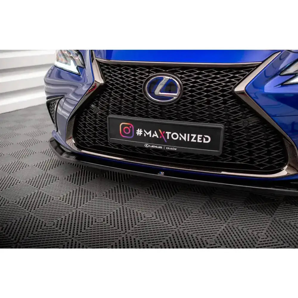 Frontsplitter til Lexus ES 19- F Sport Mk7 V.1, nærbilde av blå bilfront med sort grill og kromdetaljer.