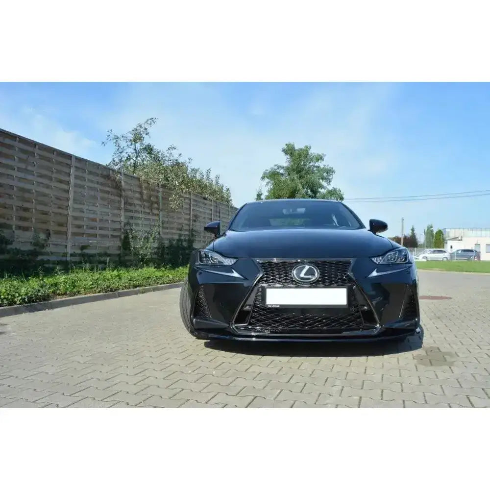Frontsplitter på Lexus IS Mk3 F-Sport 16-21 vist forfra, parkert utendørs på brostein.