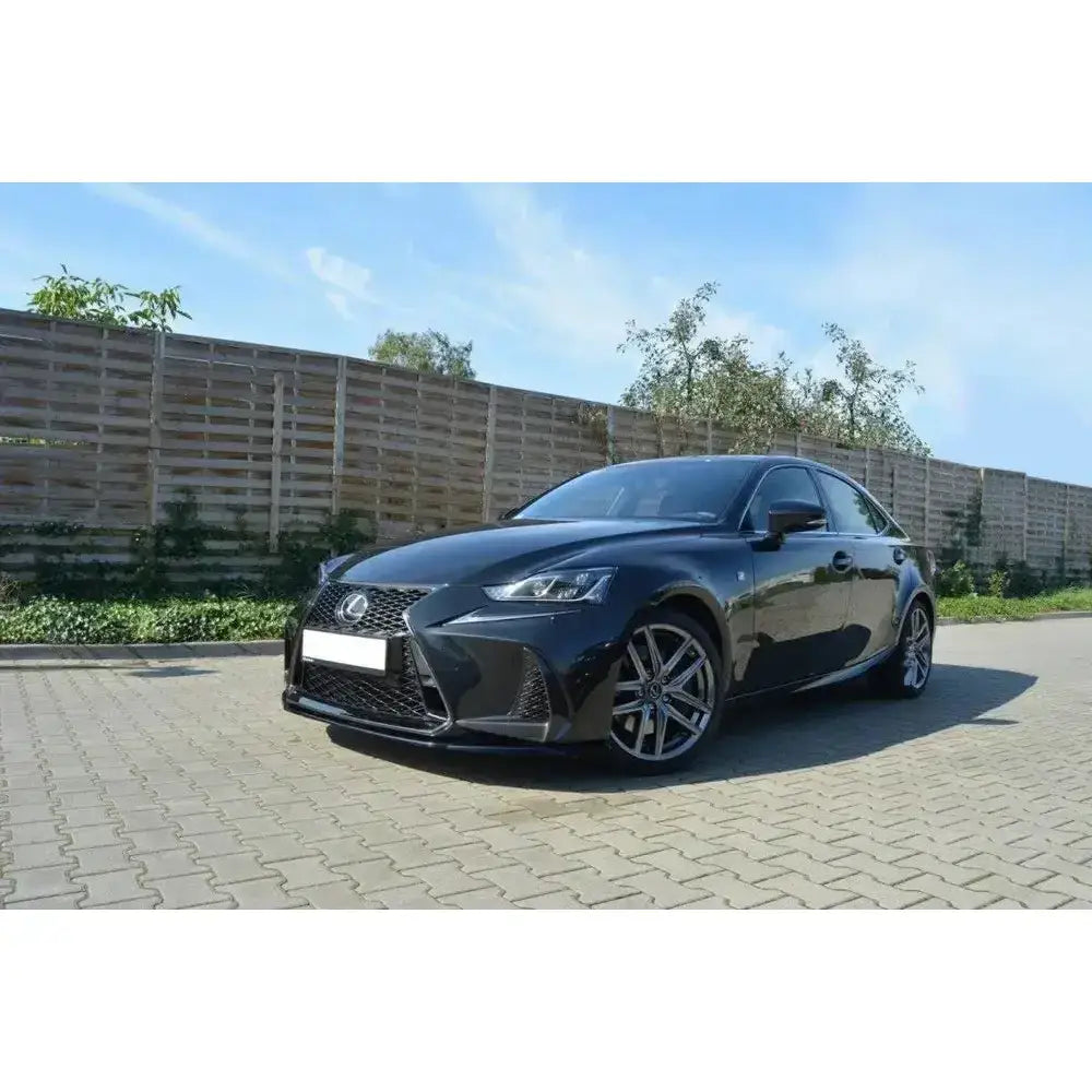 Front lip på Lexus IS Mk3 F-Sport 16-21, sort metallic bil sett fra siden og litt forfra utendørs.