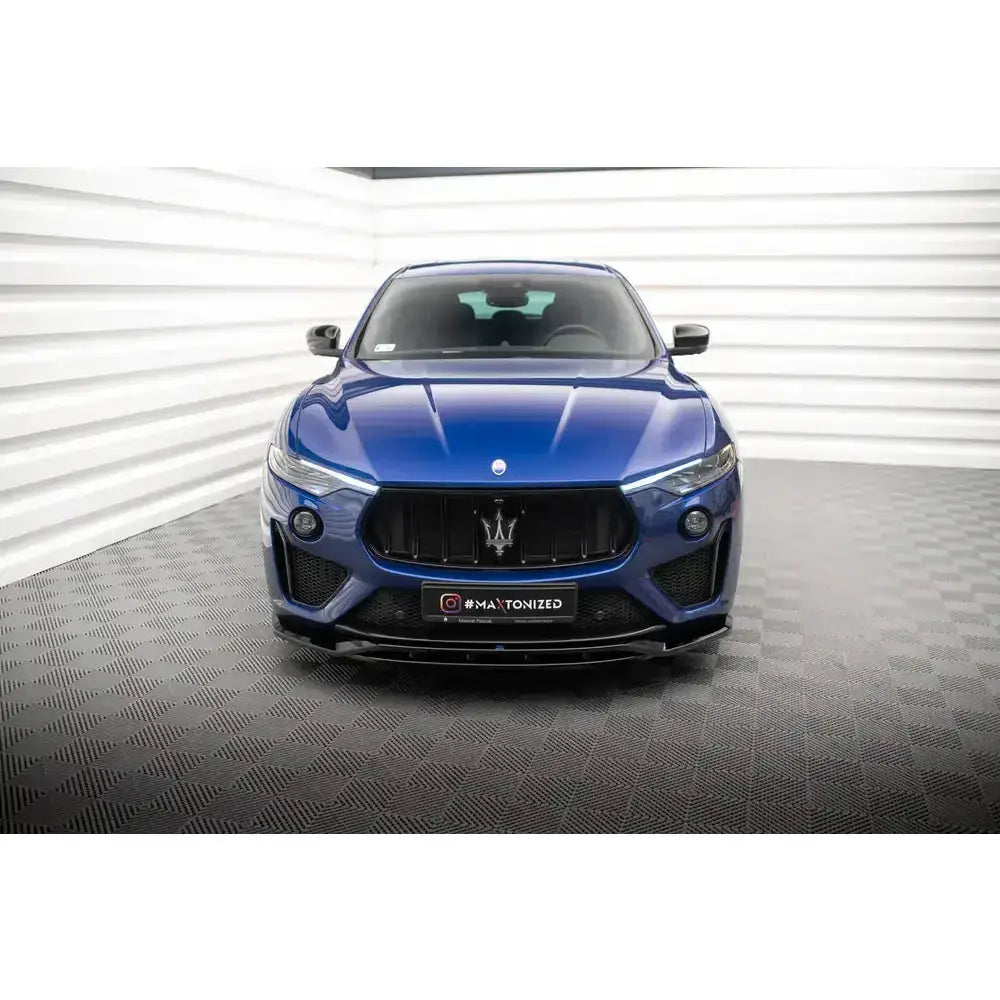 Frontspoiler på Maserati Levante GTS Mk1, blå bil sett forfra med sorte luftinntak og grill.