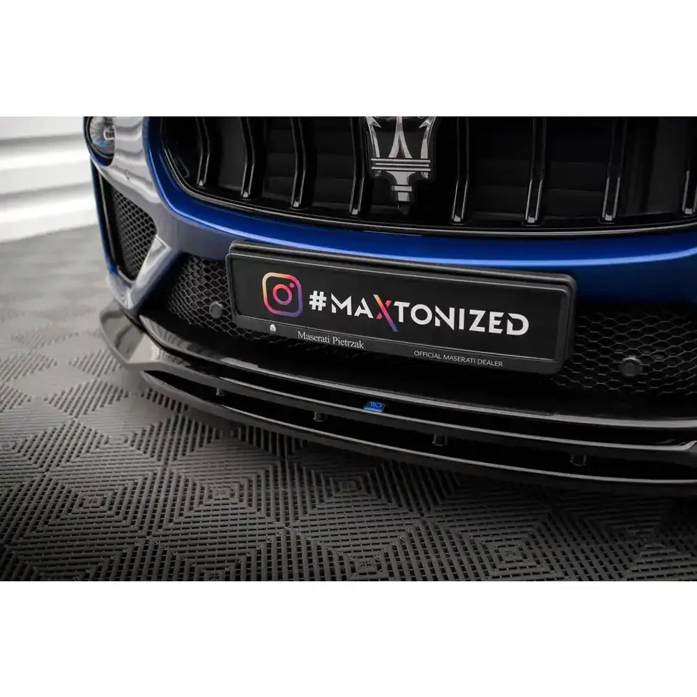 Front lip på Maserati Levante GTS Mk1 med sort splitter og dekorplate, nærbilde av front og grill.