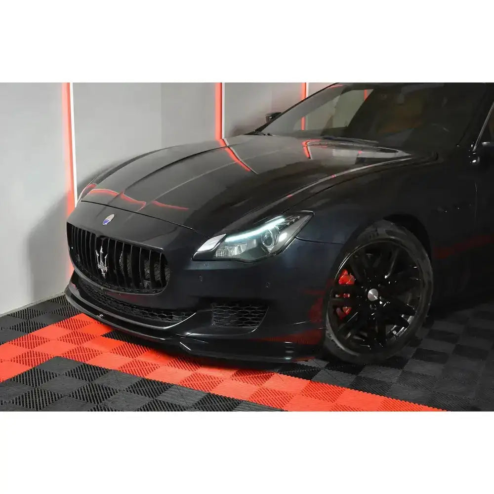 Front lip Maserati Quattroporte Mk.6 Preface med sorte felger og røde bremsecalipere, sett skrått forfra.