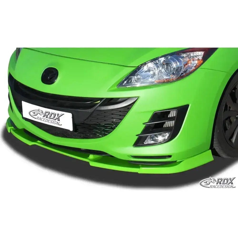 Frontleppe Mazda 3 BL 09-11 montert på grønn bil med sort grill og aerodynamisk frontsplitter.