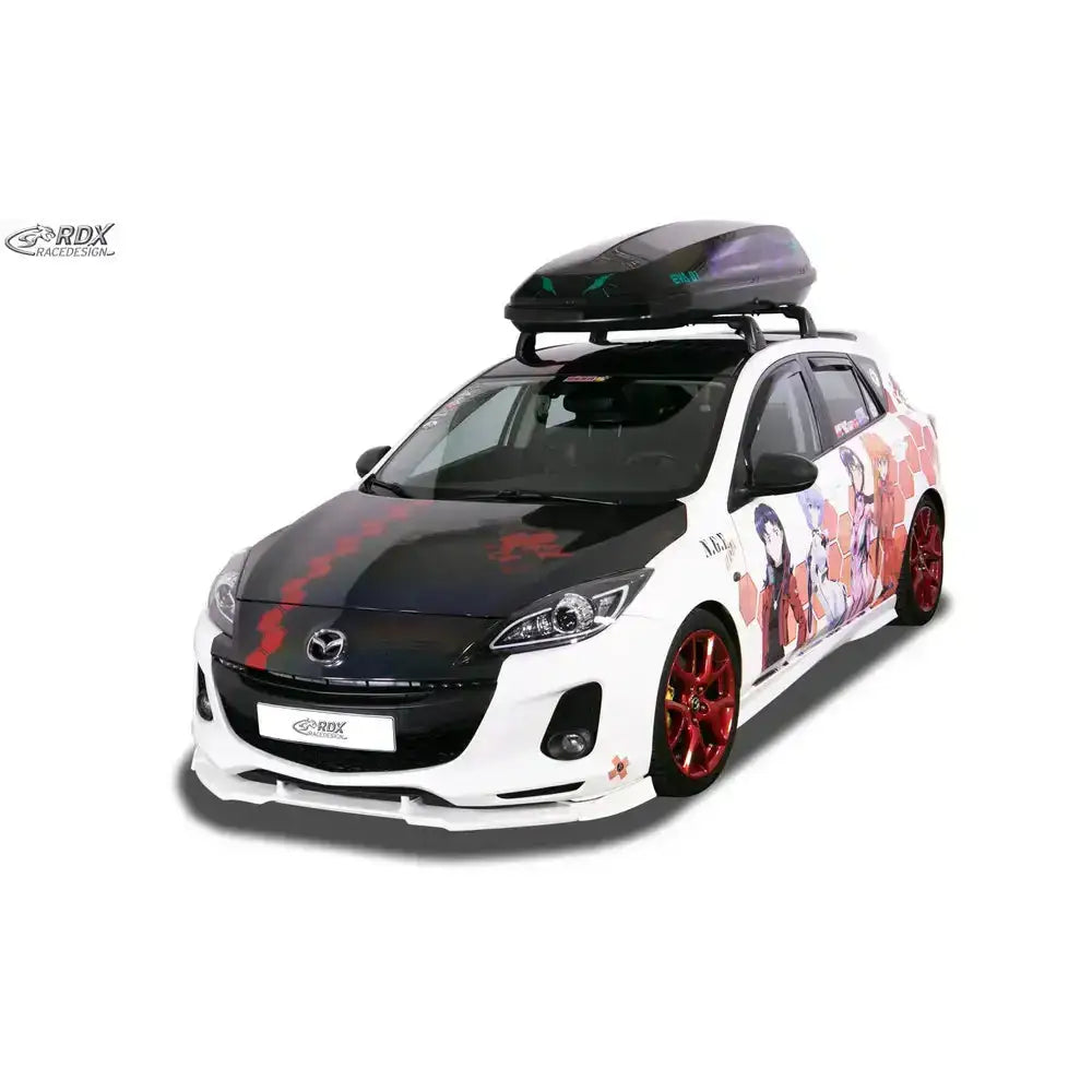 Frontspoiler på Mazda 3 BL 11-13 med rød dekordetalj, røde felger, takboks og anime-motiver.
