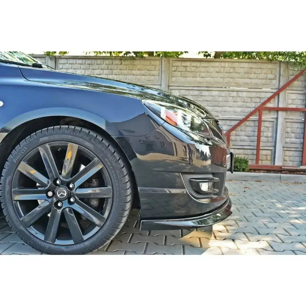 Frontsplitter på Mazda 3 Mps Mk1 sett fra siden med fokus på venstre framhjul og støtfanger.