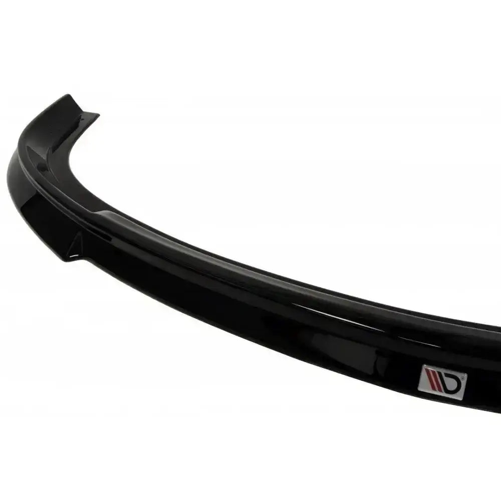 Frontspoiler til Mazda 3 Mps Mk1 i blank svart plast, skrå vinkel med synlig logo på hvit bakgrunn.