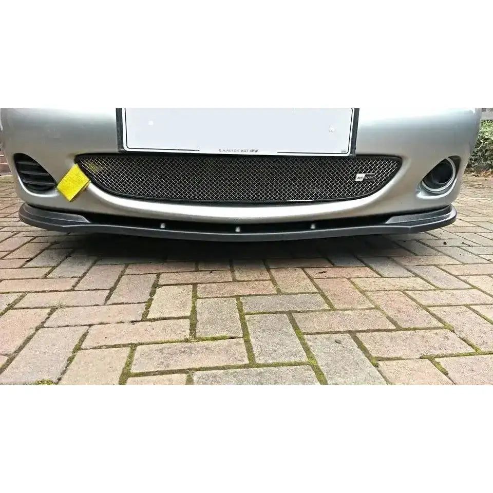 Frontspoiler Mazda Mx5 Nb Facelift montert på bil med sølvfarget støtfanger og sort splitter.