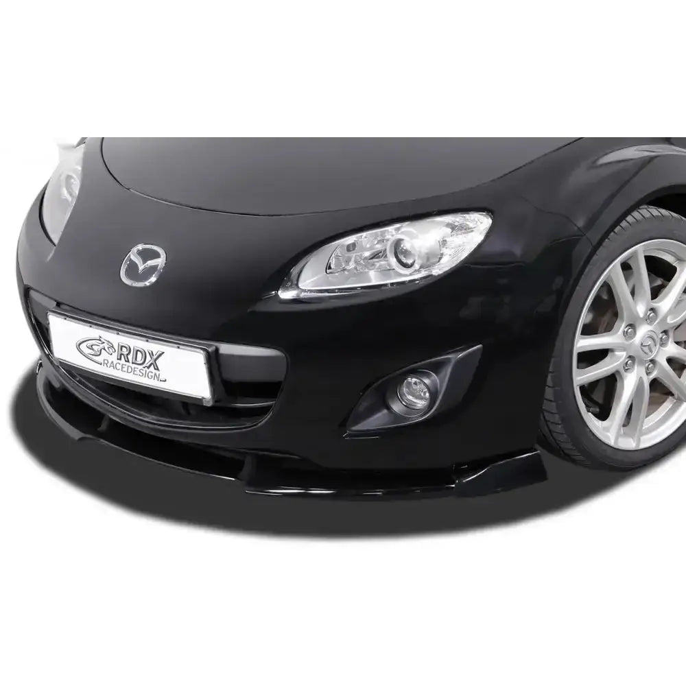 Frontleppe Mazda MX5 NC sort spoiler montert foran, sett skrått med fokus på støtfanger og frontlykt.