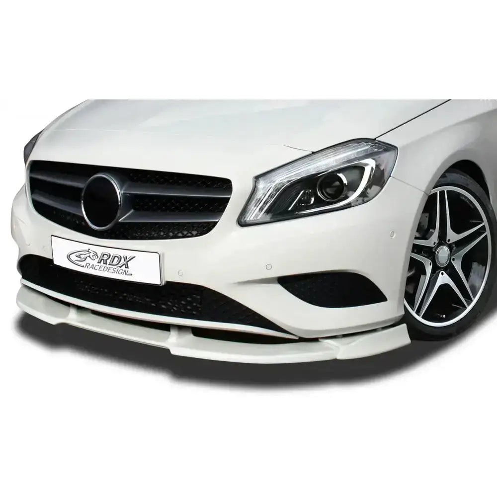 Frontleppe Mercedes A-Class W176 12-15 montert på hvit bil med sort spoiler og markante luftinntak.