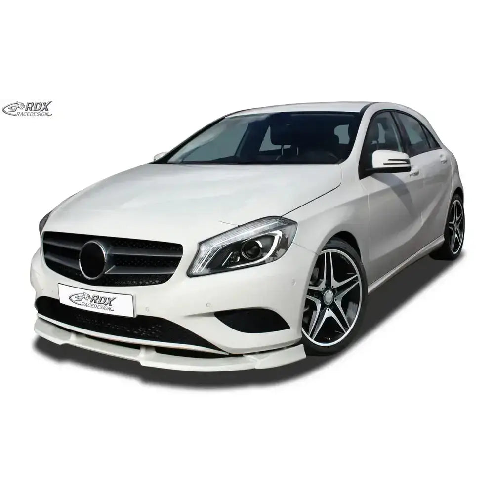 Frontspoiler på Mercedes A-Class W176 med sorte detaljer og store aluminiumsfelger mot hvit bakgrunn.