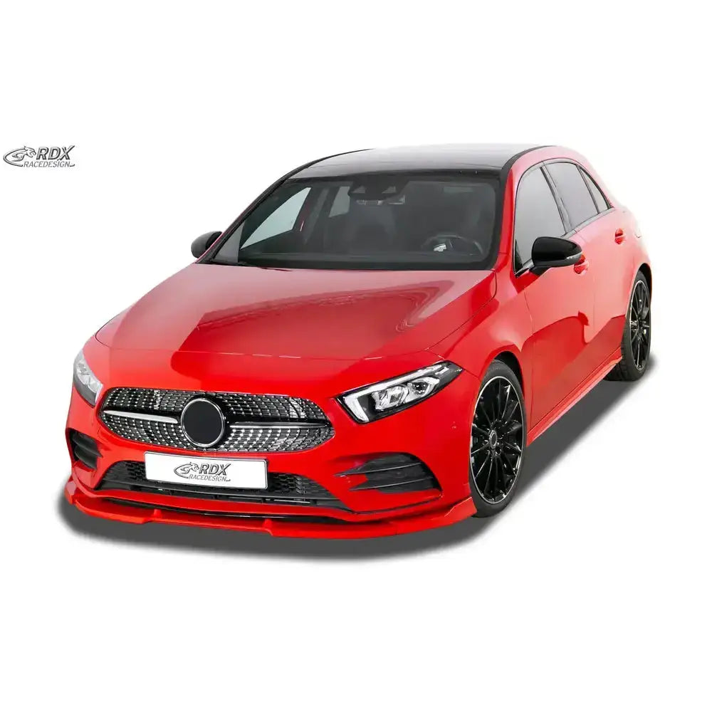 Frontspoiler på rød Mercedes A-Klasse W177 AMG-Line med svarte felger og sportslig grill.