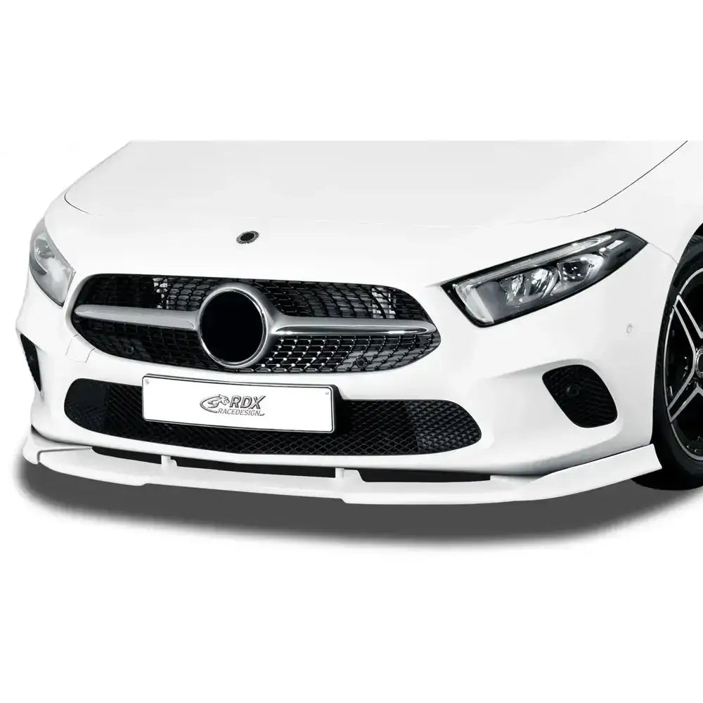Frontleppe Mercedes A-Klasse W177 med hvit spoiler og sorte detaljer foran på bilen.