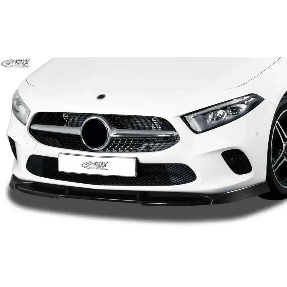 Frontspoiler Mercedes A-Klasse W177 sort splitter montert på hvit bil, sett rett forfra.