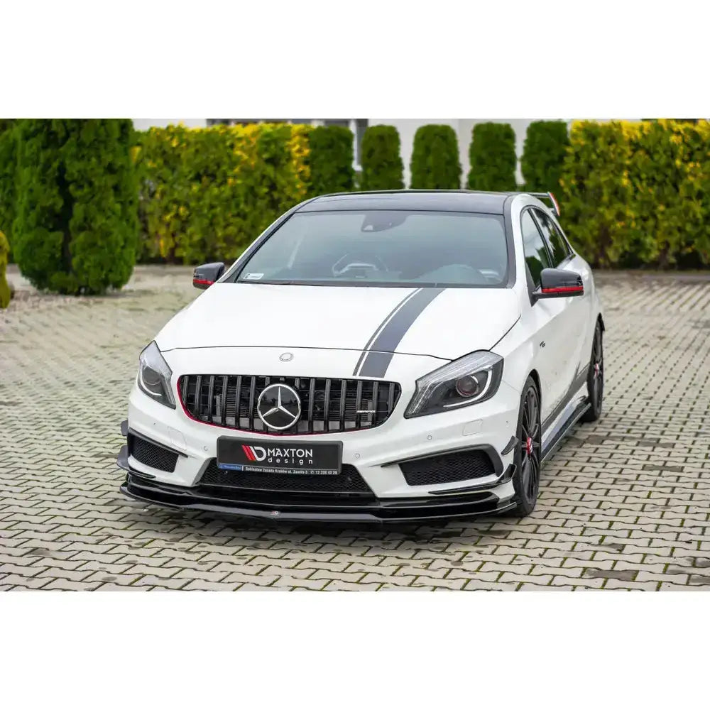 Frontsplitter på hvit Mercedes A45 AMG W176 med svarte detaljer og røde innslag på felger og speil.